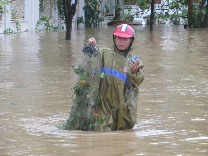 Quảng B&igrave;nh: Sinh vi&ecirc;n nước ngo&agrave;i xuống phố tung ch&agrave;i bắt c&aacute; &ldquo;khủng&rdquo; sau b&atilde;o