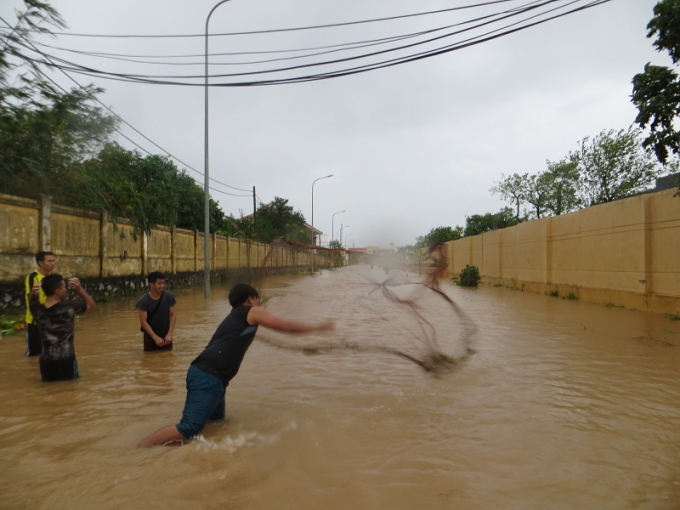 Kh&ocirc;ng chỉ thả lưới, họ c&ograve;n quăng ch&agrave;i để bắt c&aacute; một c&aacute;ch rất thuần thục.