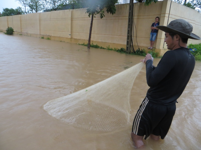 Quảng B&igrave;nh: Sinh vi&ecirc;n nước ngo&agrave;i xuống phố tung ch&agrave;i bắt c&aacute; &ldquo;khủng&rdquo; sau b&atilde;o