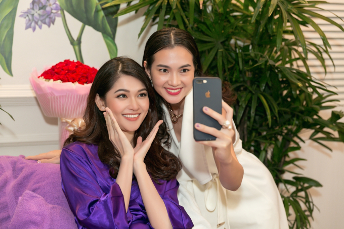 Diễn vi&ecirc;n Anh Thư tư vấn l&agrave;m đẹp cho &Aacute; hậu Thuỳ Dung trước khi thi Hoa hậu Quốc tế