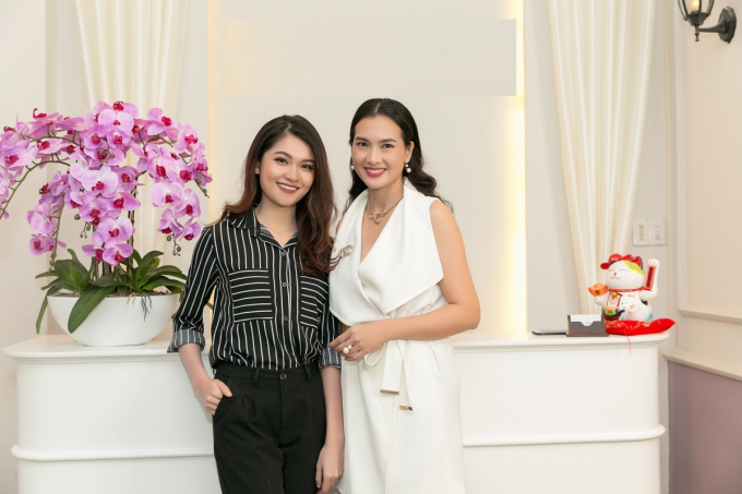 Diễn vi&ecirc;n Anh Thư tư vấn l&agrave;m đẹp cho &Aacute; hậu Thuỳ Dung trước khi thi Hoa hậu Quốc tế