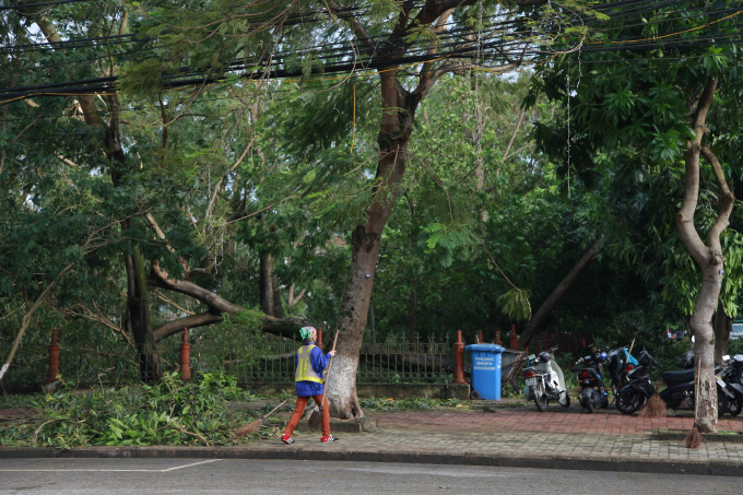 C&ocirc;ng t&aacute;c thu dọn sau b&atilde;o s&aacute;ng nay, 16/9.