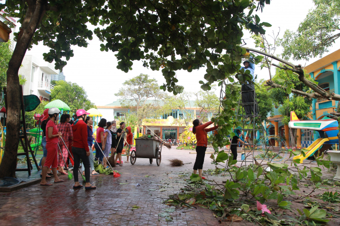 Nhiều thầy c&ocirc; gi&aacute;o tập trung khắc phục để chuẩn bị tốt c&ocirc;ng t&aacute;c đến trường của học sinh. Ảnh chụp tại trường Mầm non 1 - TP H&agrave; Tĩnh.