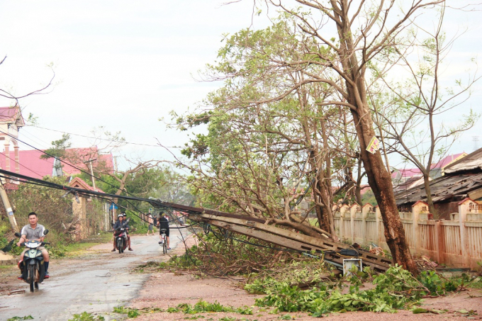 . Cảnh tượng tan hoang, đổ n&aacute;t sau b&atilde;o khiến người d&acirc;n khổ sở t&igrave;m c&aacute;ch khắc phục.