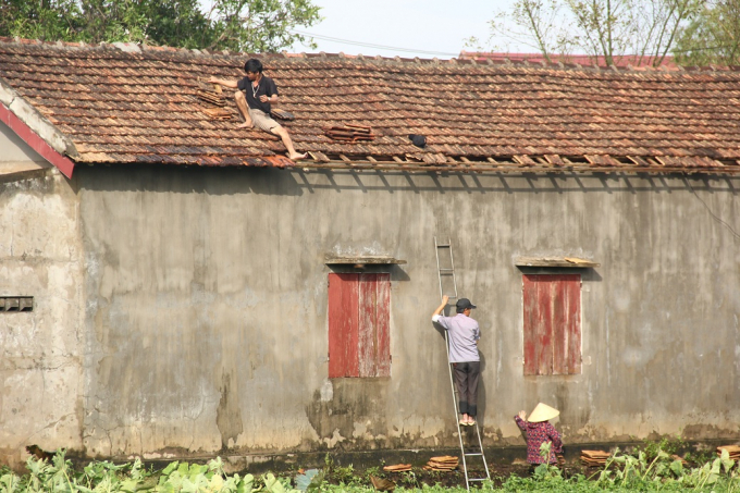 Gần như 100% nh&agrave; d&acirc;n tại x&atilde; Quảng Ph&uacute; bị tốc m&aacute;i.