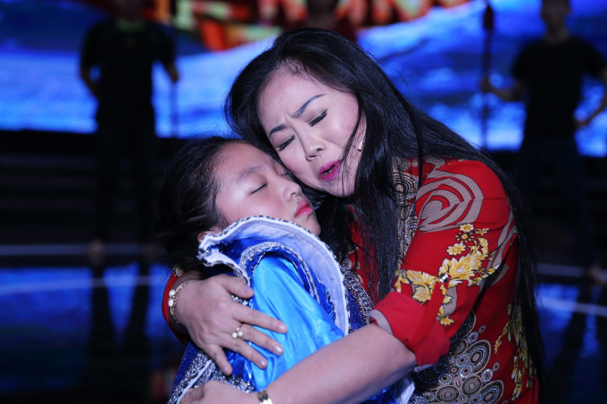 Con g&aacute;i nghệ sĩ Cẩm Hiền được bố dượng thương y&ecirc;u như con g&aacute;i ruột