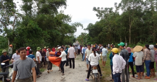 Vướng vào dây điện sau bão, 2 người tử vong