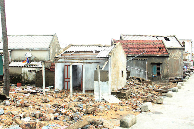 Thật kh&ocirc;ng thể đếm hết c&oacute; bao nhi&ecirc;u ng&ocirc;i nh&agrave; bị đổ sập v&agrave; tốc m&aacute;i như thế n&agrave;y.