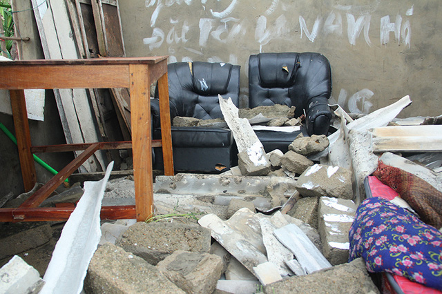 B&agrave;n ghế, tủ giường nằm lẫn lộn với gạch vữa.