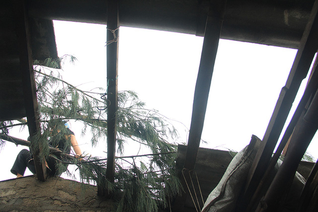 Cảnh m&aacute;i nh&agrave; chị Ph&uacute; bị b&atilde;o đ&aacute;nh tan nh&igrave;n từ trong nh&agrave;.