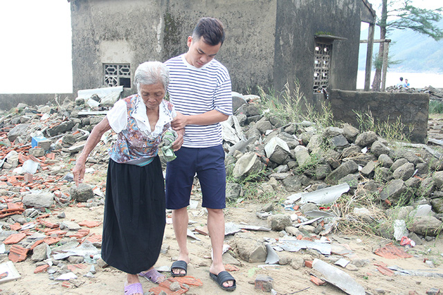 Nh&agrave; bị đ&aacute;nh tan t&agrave;n, n&ecirc;n trở về sau khi tr&aacute;nh b&atilde;o, b&agrave; Đo&agrave;n Thị H&agrave;, x&oacute;m Hải Bắc kh&ocirc;ng c&ograve;n chỗ tr&uacute; ngụ. B&agrave; được một thanh ni&ecirc;n trong x&oacute;m dẫn v&agrave;o tr&uacute; ngụ tạm thời tại một hộ d&acirc;n trong x&oacute;m.
