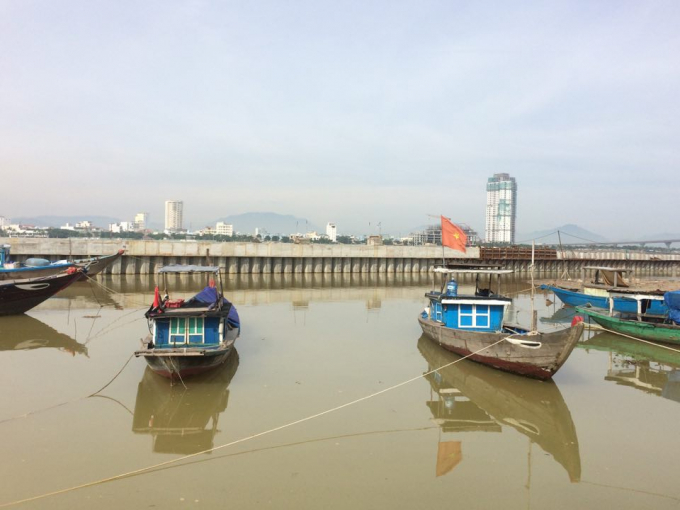 M&ugrave;a mưa b&atilde;o cận kề, bờ k&egrave; bao dự &aacute;n bến du thuyền&nbsp;chưa ho&agrave;n chỉnh n&ecirc;n t&agrave;u b&egrave; vẫn v&agrave;o neo đậu trong khu vực dự &aacute;n.