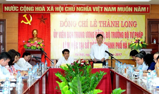 Bộ trưởng L&ecirc; Th&agrave;nh Long ph&aacute;t biểu trong chương tr&igrave;nh l&agrave;m việc tại Sở Tư ph&aacute;p H&agrave; Nội.