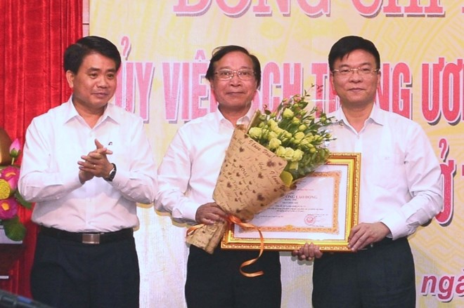 Cũng trong buổi l&agrave;m việc, Bộ trưởng Tư ph&aacute;p L&ecirc; Th&agrave;nh Long đ&atilde; trao tặng Hu&acirc;n chương Lao động hạng II cho đồng ch&iacute; Phan Hồng Sơn, nguy&ecirc;n Gi&aacute;m đốc Sở Tư ph&aacute;p H&agrave; Nội./.