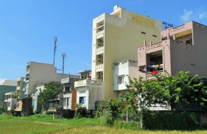 C&aacute;c căn nh&agrave; được người d&acirc;n x&acirc;y dựng ki&ecirc;n cố, trong đ&oacute; một phần diện t&iacute;ch nằm tr&ecirc;n đất l&uacute;a lấn chiếm.