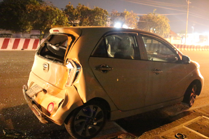 Xe taxi bị hư hỏng nặng