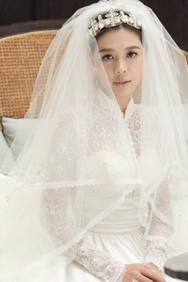 Linh L&ecirc; t&ecirc;n thật l&agrave; Nguyễn Huyền Linh. C&ocirc; sinh năm 1986 (k&eacute;m BTV Quang Minh 10 tuổi) tại Đ&agrave; Nẵng trong gia đ&igrave;nh c&oacute; truyền thống văn học. Linh L&ecirc; từng đoạt c&aacute;c giải thưởng d&agrave;nh cho thơ ca v&agrave; truyện ngắn trong cuộc thi viết do Hội văn nghệ thiếu nhi th&agrave;nh phố Đ&agrave; Nẵng&nbsp;tổ chức năm 1999.