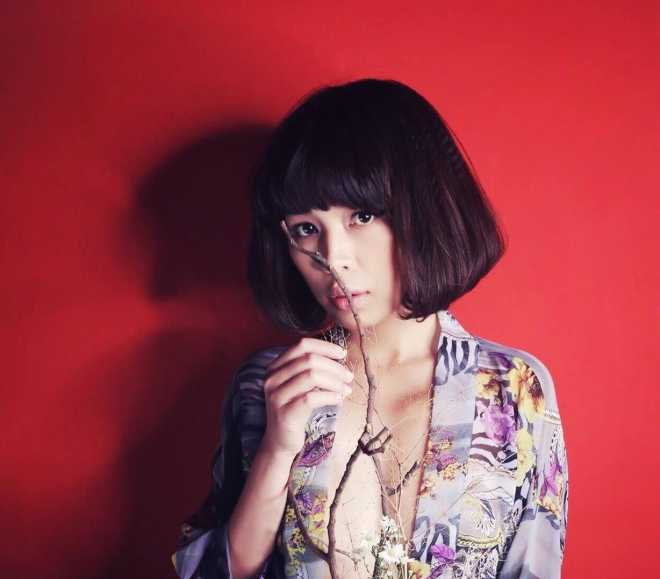 Lối viết của c&ocirc; thay đổi đa dạng c&oacute; l&uacute;c mạnh mẽ bạo liệt như Người t&igrave;nh S&agrave;i G&ograve;n, c&oacute; khi lại r&oacute;n r&eacute;n, nhẹ nh&agrave;ng như trong M&ugrave;a mưa ở Singapore hay Kh&ocirc;ng kh&oacute;c ở Kuala Lumpur.