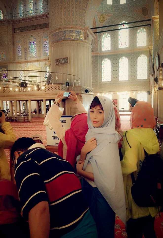 Ngo&agrave;i thời gian đi l&agrave;m, c&ocirc; thường đi du lịch qua nhiều quốc qia tr&ecirc;n thế giới như: H&agrave;n Quốc, Ấn Độ, Ph&aacute;p&hellip; để thoả m&atilde;n đam m&ecirc; x&ecirc; dịch v&agrave; t&igrave;m cảm hứng cho những t&aacute;c phẩm mới.