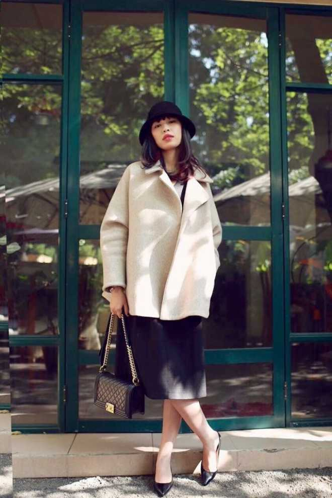 Kh&ocirc;ng chỉ g&acirc;y ấn tượng bằng t&agrave;i năng viết l&aacute;ch, Linh L&ecirc; c&ograve;n l&agrave; một trong những c&acirc;y b&uacute;t sở hữu nhan sắc kh&ocirc;ng hề thua k&eacute;m bất cứ người đẹp n&agrave;o.