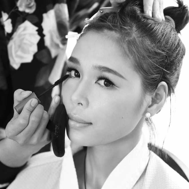 C&acirc;y b&uacute;t 8X mang n&eacute;t đẹp h&agrave;i ho&agrave; đậm chất &Aacute; Đ&ocirc;ng với đ&ocirc;i mắt to v&agrave; l&agrave;n m&ocirc;i quyến rũ.