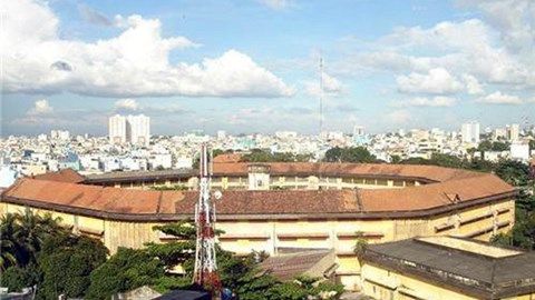 Trại giam Ch&iacute; H&ograve;a.