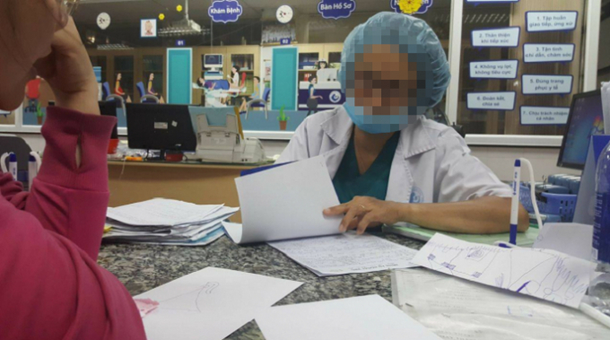 Chị Trần Thị MC trao đổi với b&aacute;c sĩ &nbsp;Th, người kh&aacute;m cho ch&aacute;u N.T.P.N.