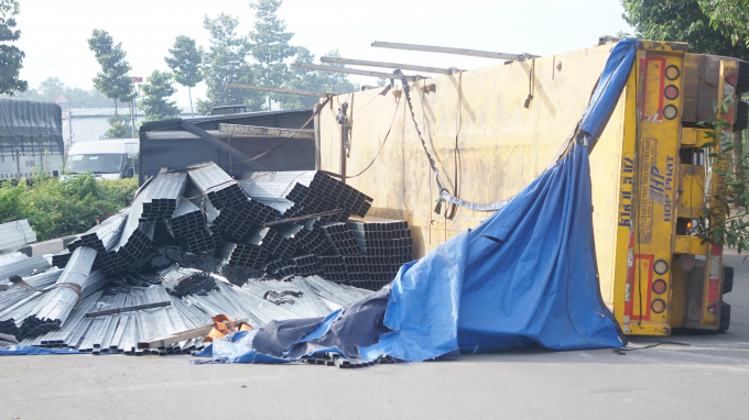 H&agrave;ng chục tấn th&eacute;p rơi xuống đường.