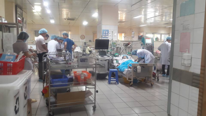 C&aacute;c gia đ&igrave;nh nạn nh&acirc;n trong vụ chạy thận đ&atilde; y&ecirc;u cầu BVĐK tỉnh H&ograve;a B&igrave;nh bồi thường 250 triệu đồng/bệnh nh&acirc;n. &nbsp;Ảnh: D&acirc;n Việt