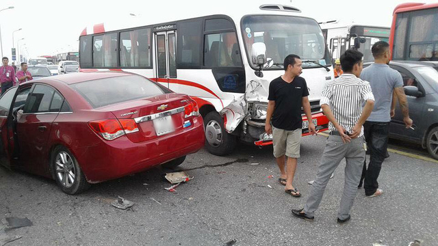 Vụ tai nạn khiến 2 xe &ocirc; t&ocirc; con bị hư hỏng nặng phần đầu, xe &ocirc; t&ocirc; kh&aacute;ch bị hư hỏng nhẹ phần h&ocirc;ng. (Ảnh: Otofun).
