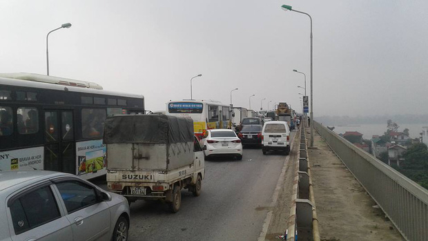 Sự việc khiến giao th&ocirc;ng &ugrave;n tắc k&eacute;o d&agrave;i. (Ảnh: Otofun).