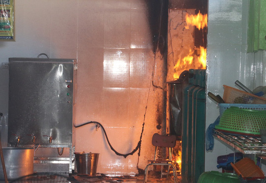 Hiện trường vụ ch&aacute;y bếp ăn trường Mầm non Điện Bi&ecirc;n. (Ảnh: Cảnh s&aacute;t PCCC)