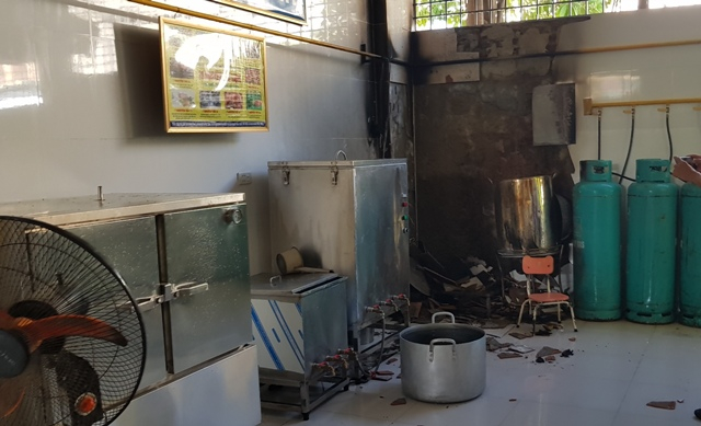 Do kh&ocirc;ng chế đ&aacute;m ch&aacute;y kịp thời, 6 b&igrave;nh ga c&ocirc;ng nghiệp để s&aacute;t b&ecirc;n đ&atilde; kh&ocirc;ng bị b&eacute;n lửa.