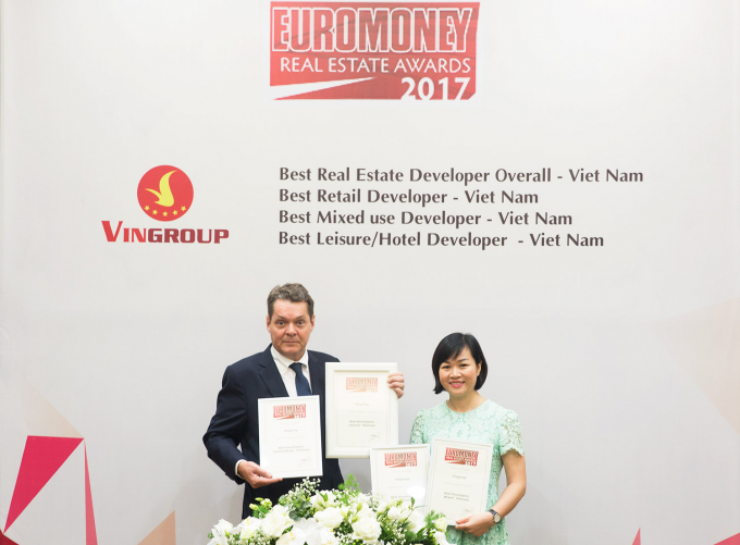 Tập đo&agrave;n Vingroup được tạp ch&iacute; T&agrave;i ch&iacute;nh to&agrave;n cầu Euromoney đồng loạt trao danh hiệu &ldquo;Nh&agrave; ph&aacute;t triển bất động sản tốt nhất Việt Nam&rdquo; c&ugrave;ng nhiều danh hiệu kh&aacute;c.