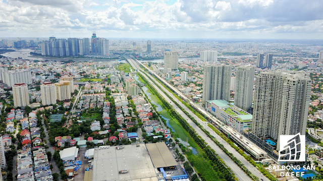 Dự &aacute;n tọa lạc ngay vị tr&iacute; cửa ng&otilde; ra v&agrave;o khu Đ&ocirc;ng S&agrave;i G&ograve;n, cạnh b&ecirc;n nh&agrave; ga metro T&acirc;n Cảng v&agrave; ga Ba Son.