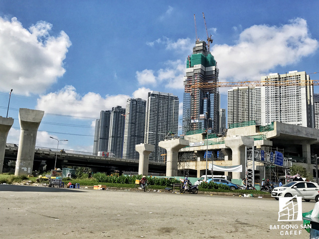 Tổ hợp chung cư n&agrave;y nằm ngay cạnh nh&agrave; ga metro T&acirc;n Cảng đang được đẩy nhanh tiến độ x&acirc;y dựng.