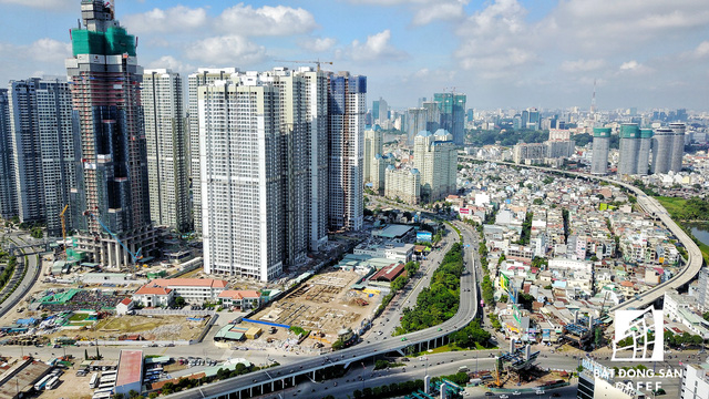 The Landmark 81 c&oacute; tổng diện t&iacute;ch s&agrave;n 141.000 m2, gồm kh&aacute;ch sạn, căn hộ dịch vụ, thương mại Officetel, trung t&acirc;m mua sắm...s&acirc;n trượt băng trong nh&agrave; 2000m2, club house rộng 1000m2, ph&ograve;ng gym rộng tới 3000m2. Đặc biệt, khu căn hộ hiện đại (tầng 6 - 40) với căn hộ 1 - 4 ph&ograve;ng ngủ, sky villa; Kh&aacute;ch sạn Vinpearl 5 sao (tầng 42 - 76); Đ&agrave;i quan s&aacute;t 360 độ (tầng 79 - 81)...