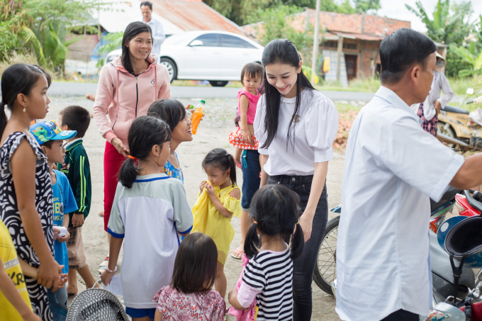 H&agrave; Thu, Hằng Nguyễn giản dị mang y&ecirc;u thương về Vĩnh Long