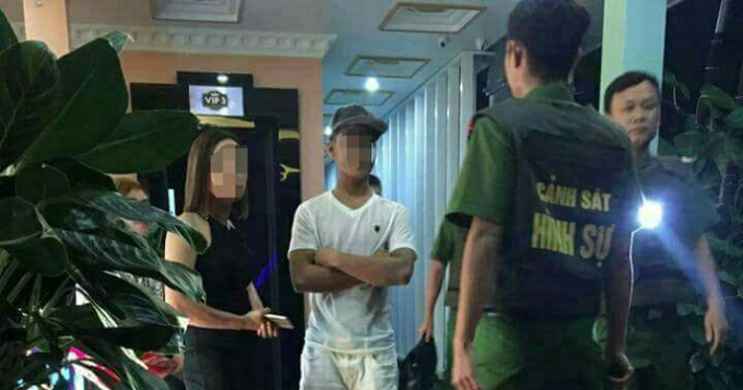 Lực lượng chức năng kiểm tra qu&aacute;n&nbsp;karaoke Phố N&uacute;i.