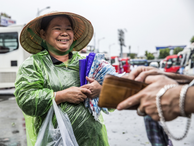 &Aacute;o mưa l&agrave; m&oacute;n h&agrave;ng b&aacute;n chạy nhất trong khu du lịch.&nbsp;