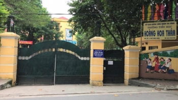 Hiệu trưởng trường Tiểu học Hoàng Hoa Thám xác nhận khay ăn của học sinh có giòi