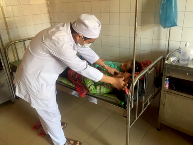 B&aacute;c sỹ bệnh viện đa khoa huyện Bắc H&agrave; chăm s&oacute;c bệnh nh&acirc;n bị ảnh hưởng sức khỏe do ăn nhầm phải bột th&ocirc;ng đường nước cống. Ảnh: HL