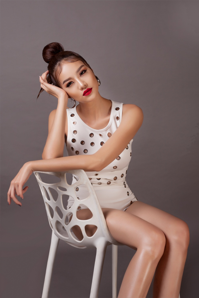 Kiều Ng&acirc;n tự tin ph&ocirc; diễn th&acirc;n h&igrave;nh đồng hồ c&aacute;t với &aacute;o tắm một mảnh