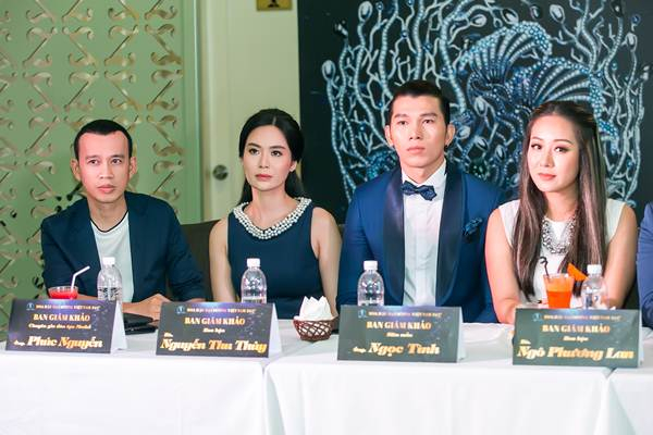 Ban gi&aacute;m khảo.