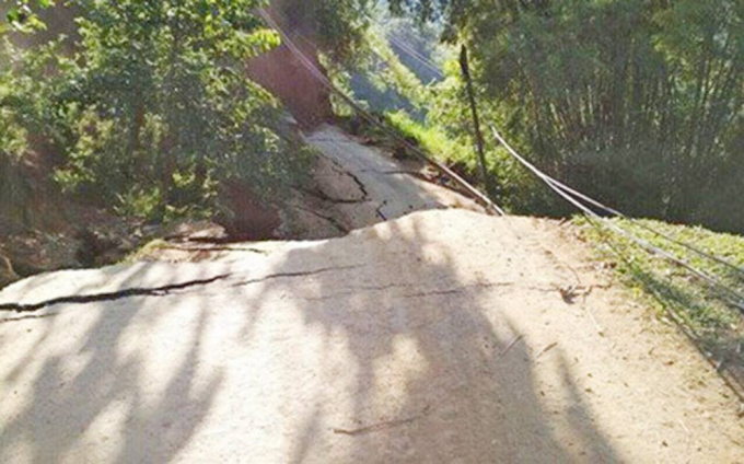 Hiện trạng con đường bị sạt lở. (Ảnh: VoV).