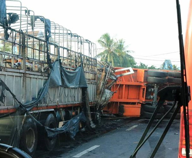 Hiện trường vụ tai nạn. (Ảnh: B&aacute;o Thanh Ni&ecirc;n)