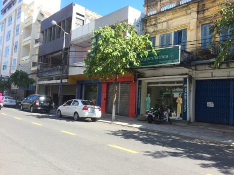 Tại ng&ocirc;i nh&agrave; gắn biển số 43 phố Nguyễn Th&aacute;i Học (cửa m&agrave;u đỏ v&agrave; xanH) hiện gia đ&igrave;nh &ocirc;ng Xu&acirc;n Anh đang sử dụng hai ng&ocirc;i nh&agrave; liền kề. Đ&oacute; l&agrave; số 45 v&agrave; 47.