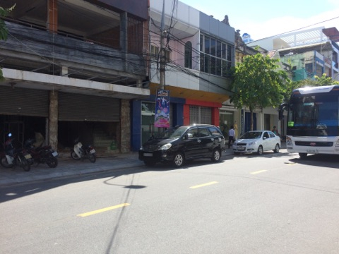 Nhưng bằng c&aacute;ch n&agrave;o đ&oacute;, số nh&agrave; 45 đ&atilde; được gỡ bỏ v&agrave; số 43 được gắn v&agrave;o vị tr&iacute; gi&aacute;p ranh giữa hai ng&ocirc;i nh&agrave;.&nbsp;