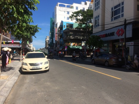 Khu vực nh&agrave; B&iacute; thư Đ&agrave; Nẵng nằm ngay s&aacute;t chợ H&agrave;n v&agrave; bờ s&ocirc;ng H&agrave;n.