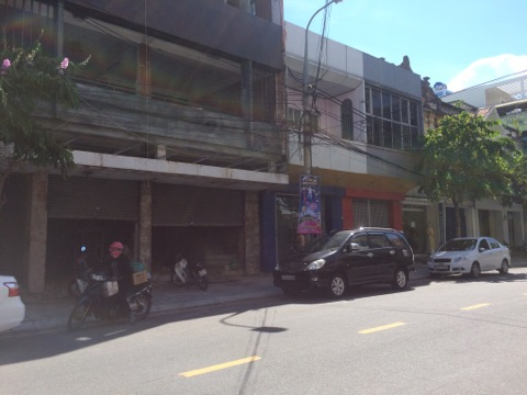 Ng&ocirc;i nh&agrave; số 43 phố Nguyễn Th&aacute;i Học được UBND tỉnh Quảng Nam - Đ&agrave; Nẵng b&aacute;n cho cha mẹ của &ocirc;ng Xu&acirc;n Anh từ năm 1993.